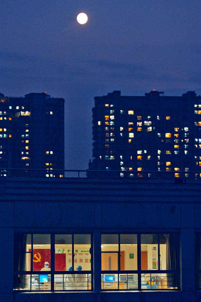 卫生纪实类 丁凯 夜色下的守护.jpg